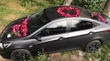 В Семилуках 27-летний поклонник украсил розами машину 31-летней возлюбленной