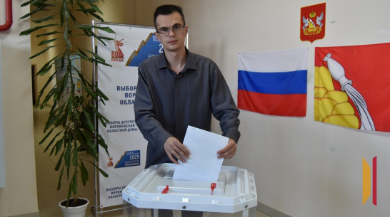 В Поворино на выборах проголосовал молодой учитель