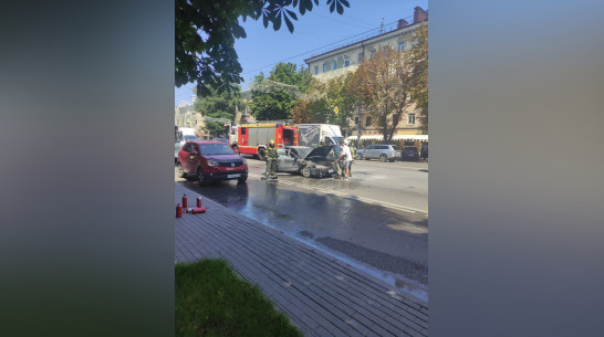 Машина загорелась на проезжей части в центре Воронежа 2 августа