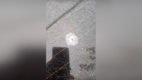 Соцсети: машину воронежца обстреляли с балкона 5-этажного дома