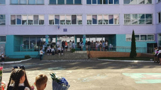Воронежской школе передали гильзу с землей с места гибели летчика Романа Филипова