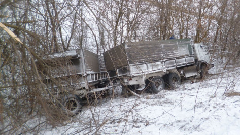 В Воронежской области «КАМАЗ» упал с моста