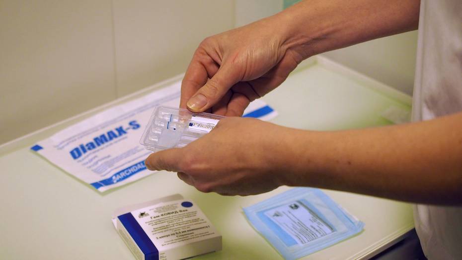 Около 72 тыс жителей Воронежской области получили оба компонента вакцины от ковида