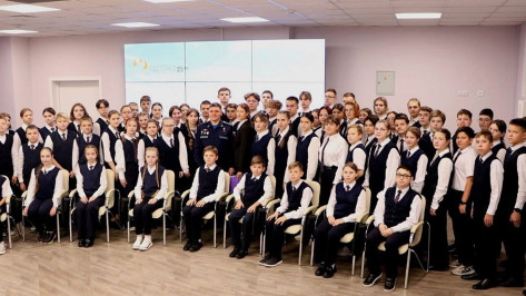 Ученики воронежской школы встретились с Героем России Петром Каштановым