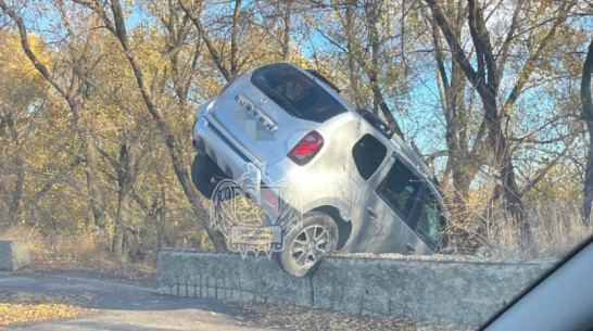 Внедорожник повис на ограждении у Вогрэсовского моста в Воронеже