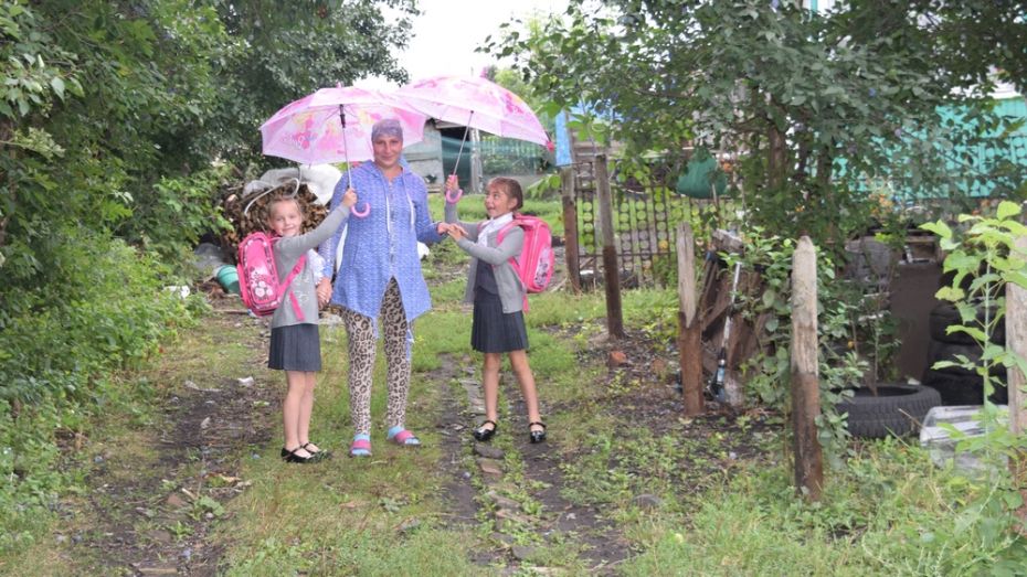 Жители Верхнехавского района помогли матери-одиночке собрать в школу дочерей-двойняшек 