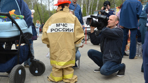 В Центральном парке Воронежа дети примерили форму пожарных и покатались на собаках