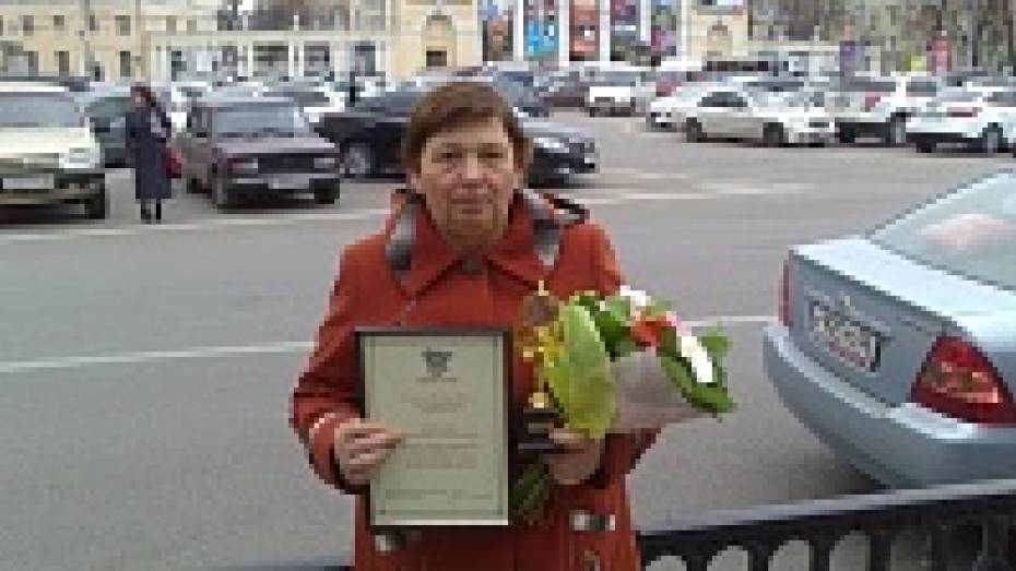 Жительница Верхнемамонского района получила награду «Пьедестал почета — матери земли Воронежской»