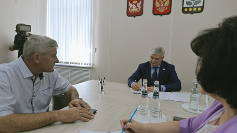 Губернатор Воронежской области провел личный прием граждан в Репьевском районе