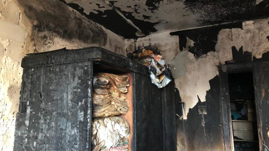 В Воронеже ночной пожар из-за свечи в захламленной квартире унес 2 жизни
