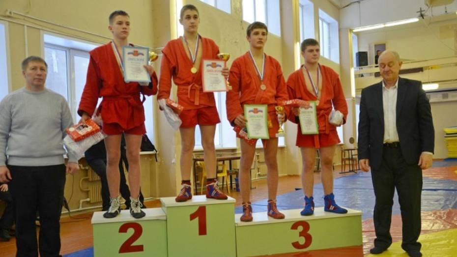 Верхнемамонский спортсмен победил на областном турнире самбистов