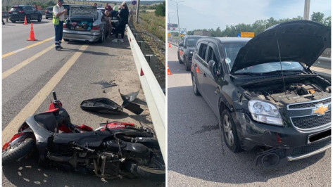 Водитель скутера погиб после столкновения с иномаркой на трассе в Воронежской области