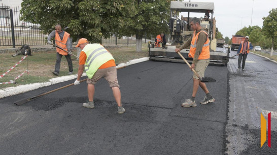 В рамках нацпроекта «Инфраструктура для жизни» в райцентре в Воронежской области строят тротуар к социальным объектам