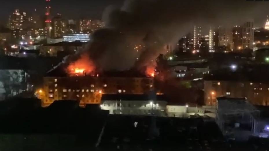 Жильцов воронежской 5-этажки эвакуировали после возгорания крыши