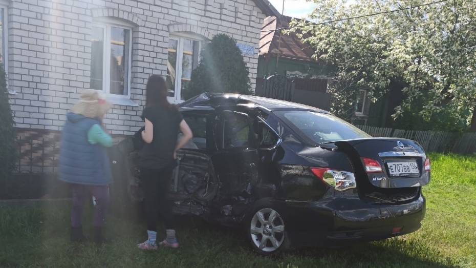 Nissan врезался в частный дом после столкновения с Toyota в Воронеже