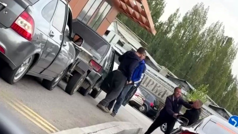 В Воронеже водители подрались в очереди за бургерами: видео