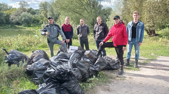 В Борисоглебске молодежь собрала 90 мешков мусора на берегу реки Ворона