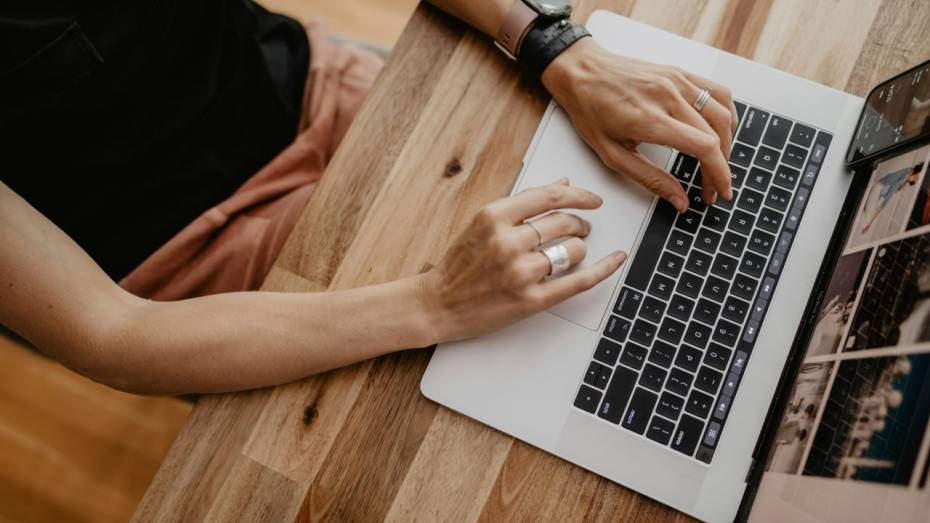 В Воронеже руководитель отдела продаж перечислила более 1,8 млн рублей мошенникам