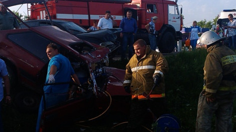 Под Воронежем полицейский на Volkswagen Passat столкнулся с «восьмеркой», пострадали два человека