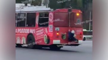 Подростка-зацепера на троллейбусе сняли на видео в Воронеже
