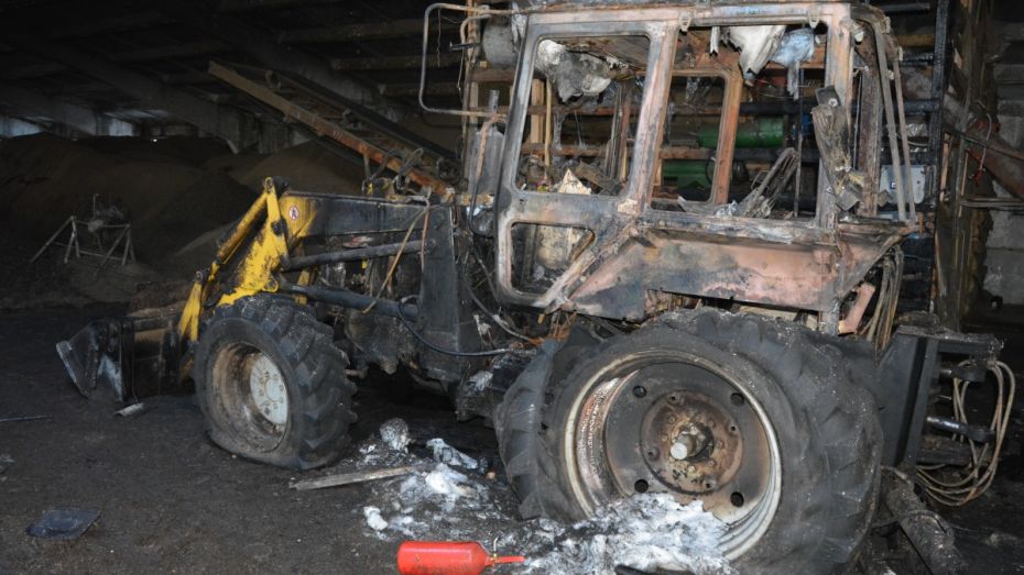 В Богучарском районе сгорел трактор