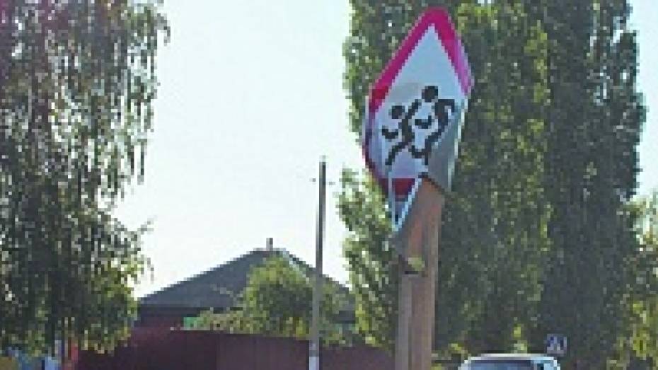 В Таловой вандалы ломают дорожные знаки и автобусные остановки