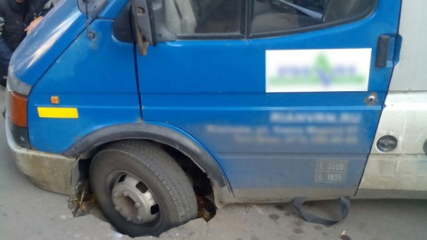 В Воронеже асфальт снова провалился под автомобилем
