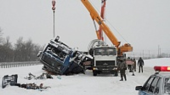 На трассе М-4 под Воронежем из-за гололеда произошло два крупных ДТП