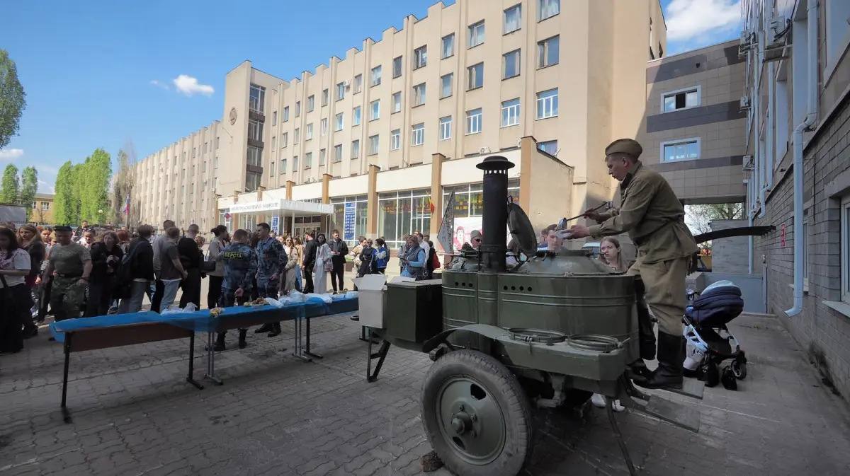 На первомайские праздники в парке работала полевая кухня всего сварили 300 кг