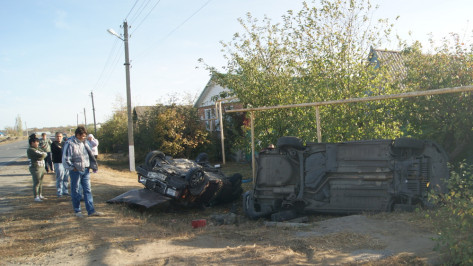 В Воробьевке водитель ВАЗ врезался в припаркованный на обочине Peugeot и погиб