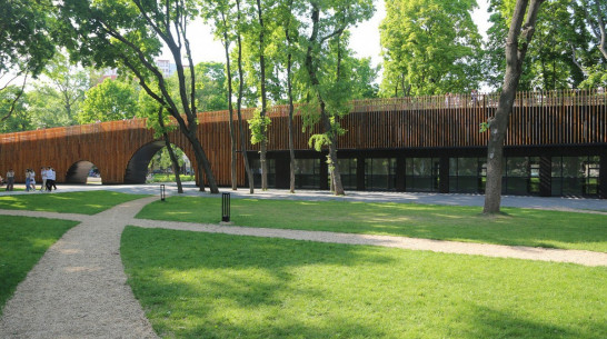 Внутри «моста» в воронежском парке «Орленок» разместят 8 торговых точек