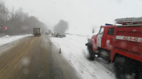На трассе под Воронежем столкнулись ВАЗ и Toyota: 5 человек пострадали