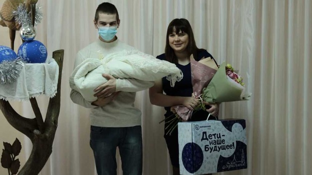 В Борисоглебске родителям первого в 2021 году новорожденного вручили подарок 