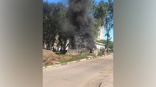 Столб черного дыма заметили на улице Рижской в Воронеже