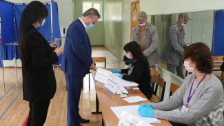 Глава Воронежа посетил избирательный участок вместе с семьей