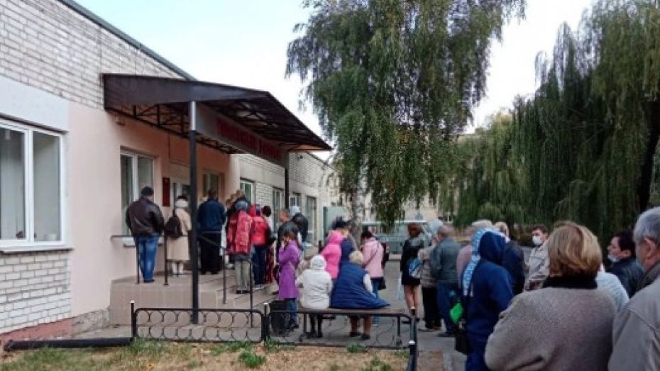 Воронежцы проигнорировали коронавирусные ограничения в больничной очереди