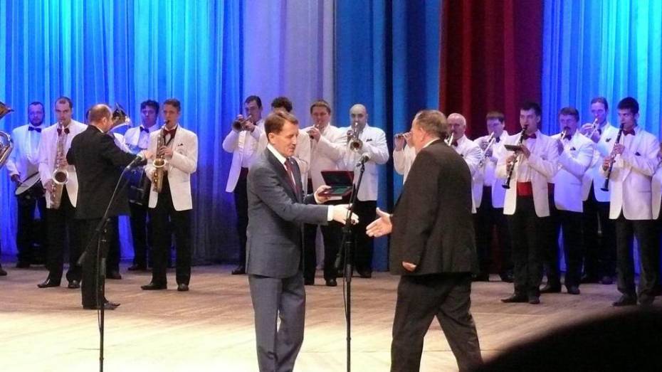 Губернатор вручил медаль «За вклад в развитие АПК России» руководителю верхнемамонского сельхозпредприятия