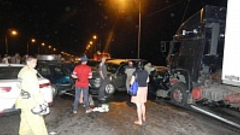Тягач повредил 14 автомобилей на трассе «Дон» в Воронежской области