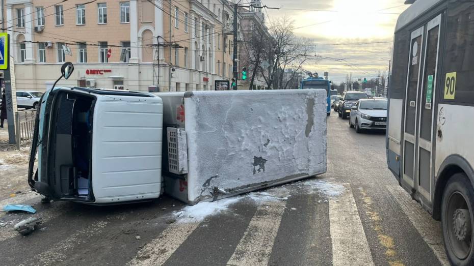 Фургон перевернулся после столкновения с автобусом в центре Воронежа