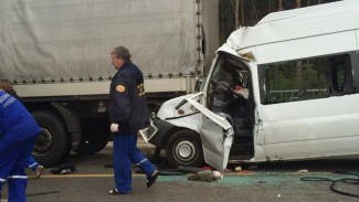 В ДТП с фурой в Воронеже пострадал водитель микроавтобуса