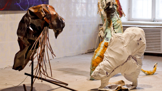 Воронежские художники устроили выставку из старых шуб, желе, камней и заляпанной бумаги