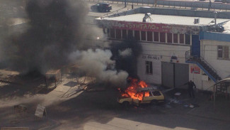 В Воронеже у автомойки вспыхнула иномарка