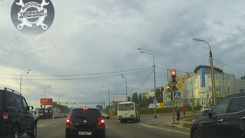 В Воронеже проехавшая на красный маршрутка с пассажирами попала на видео