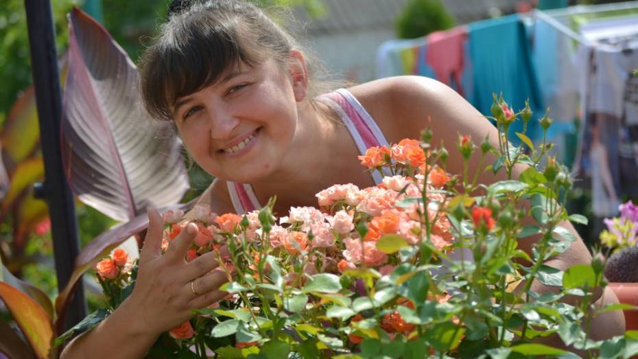 Жительница Петропавловки вырастила более 200 кустов роз