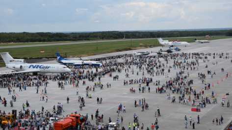 Воронежцев позвали на пилотажное шоу и выставку спецтехники в аэропорту