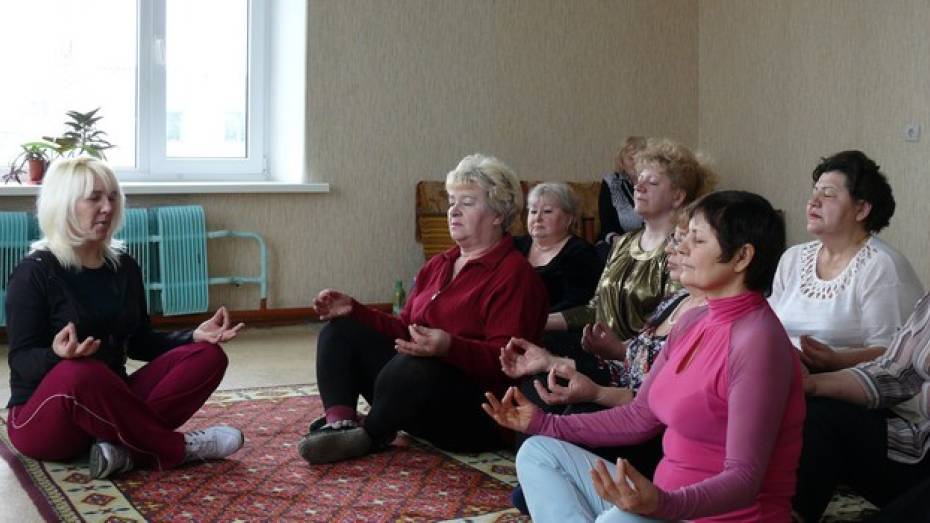 Поворинские женщины поправляют здоровье с помощью йоги и гимнастики тибетских монахов
