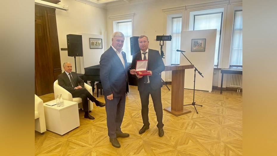 Глава администрации Грибановского района получил почетный знак «Благодарность от земли Воронежской»