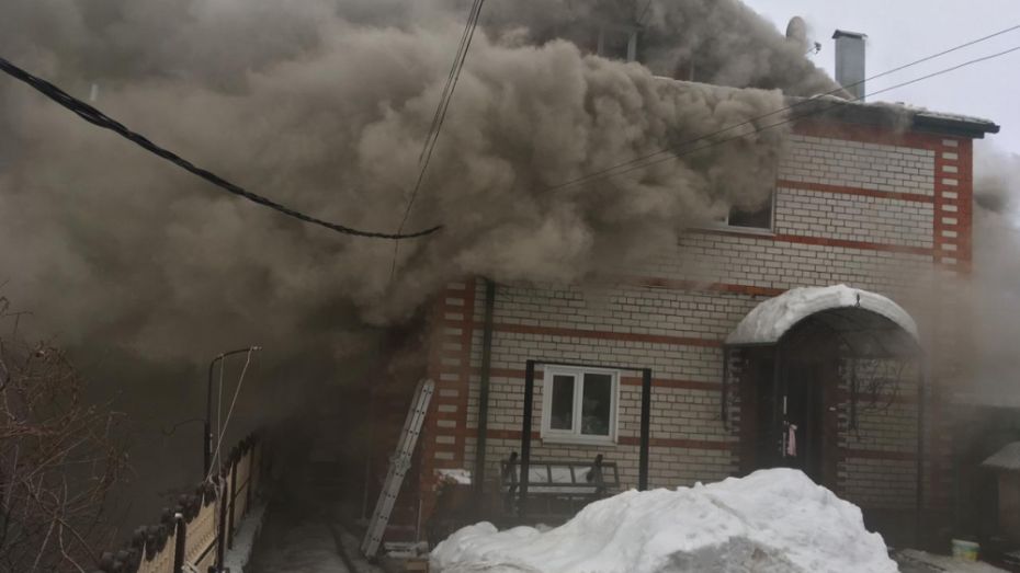 Воронежские спасатели потушили двухэтажный коттедж на набережной за 1,5 часа