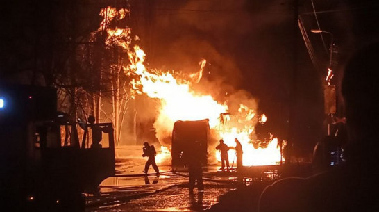 Пылающую фуру сняли на видео в Воронеже в районе Нефтебазы