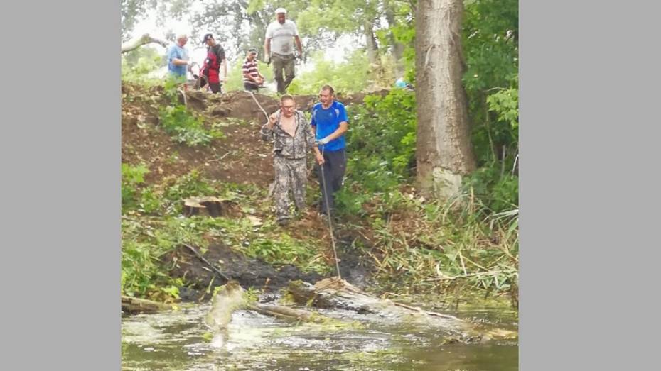 Активисты очистили от мусора 200 м реки в таловском селе Новая Чигла